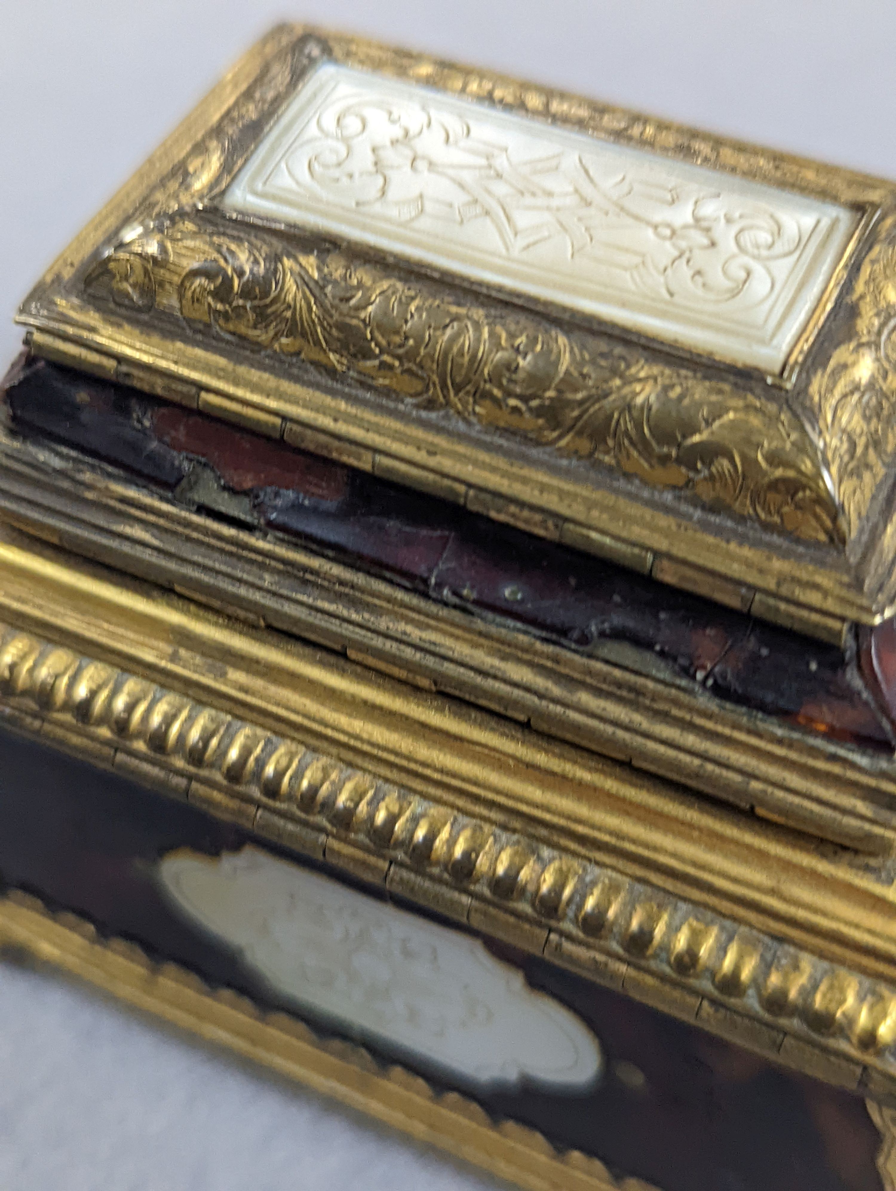 A 19th century gilt-brass and tortoiseshell casket 8cm